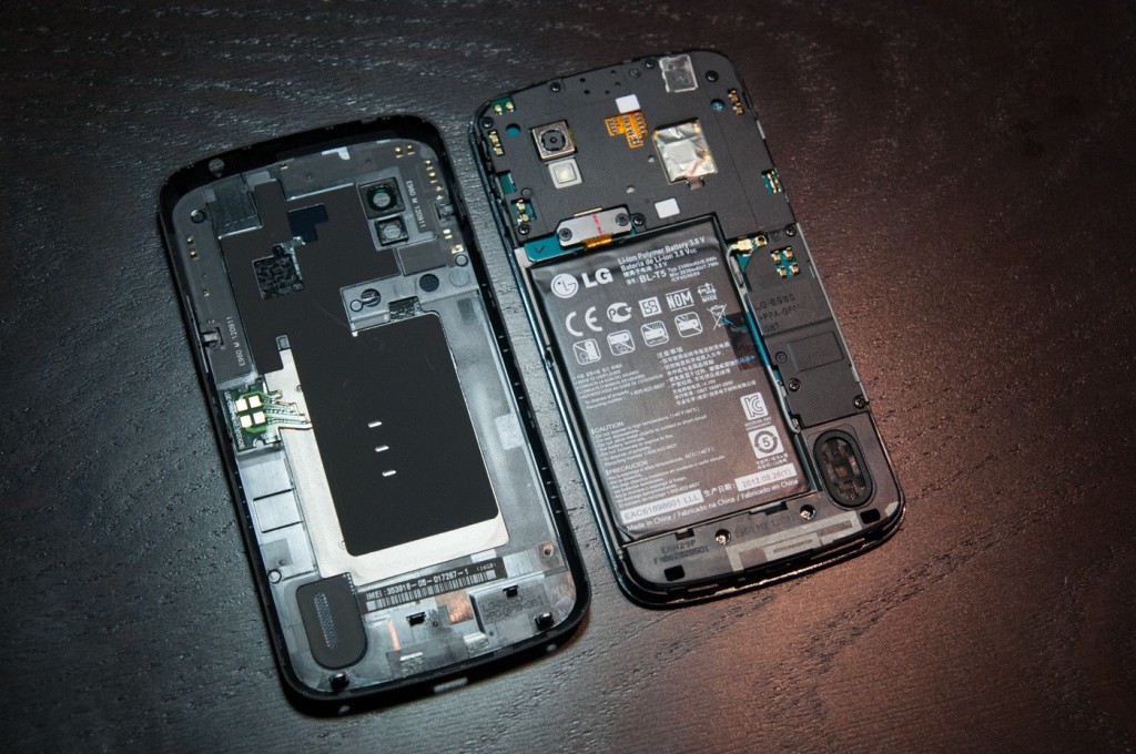 Nexus 4 со снятой задней крышкой